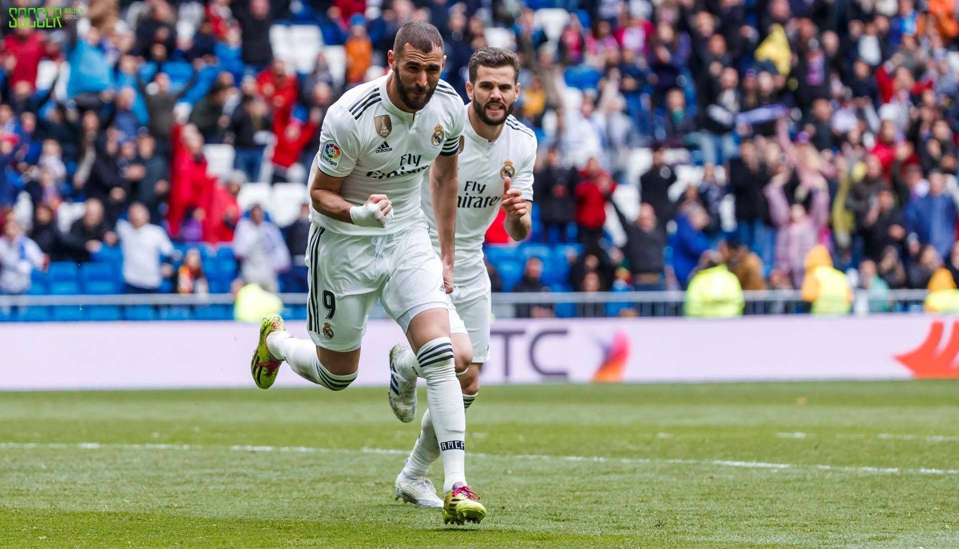 足球盛宴再掀巅峰，球员斗志昂扬场面壮观的简单介绍