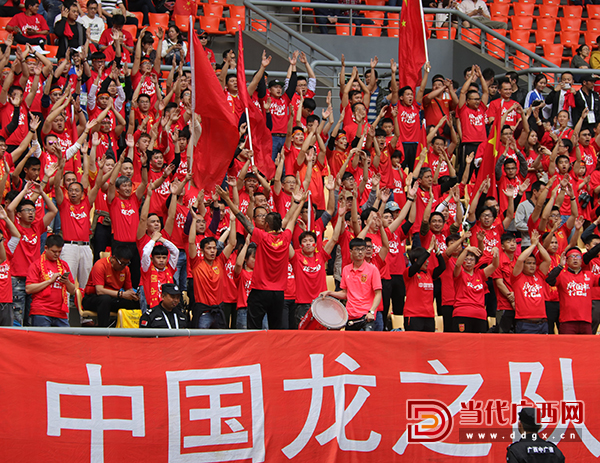 比赛现场一片火爆，观众们为球队呐喊助威