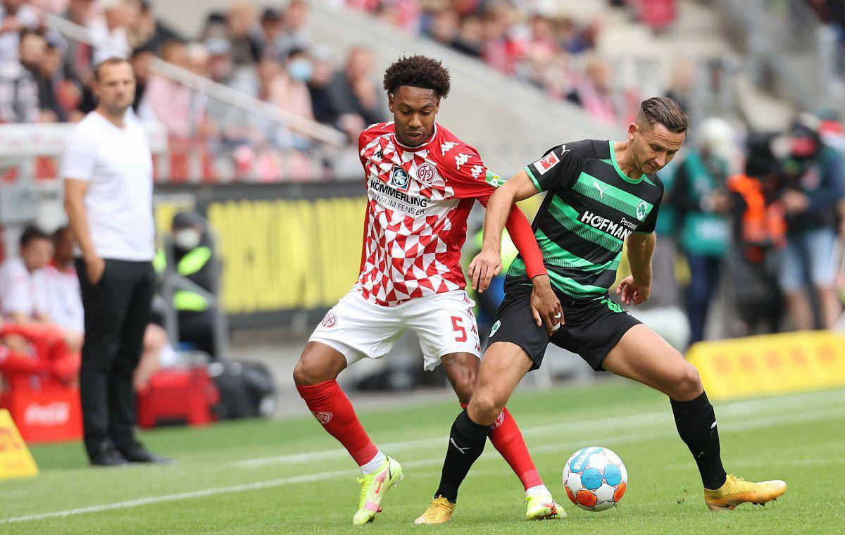 关于美因茨队球员连续破门，客场全取三分的信息