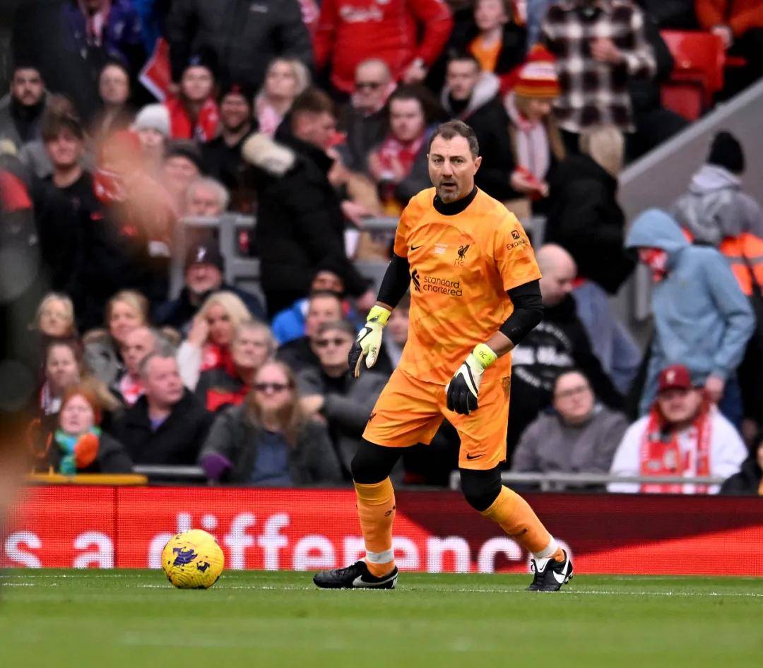 开云体育app-阿贾克斯后防线人员调整，球队稳固阵地