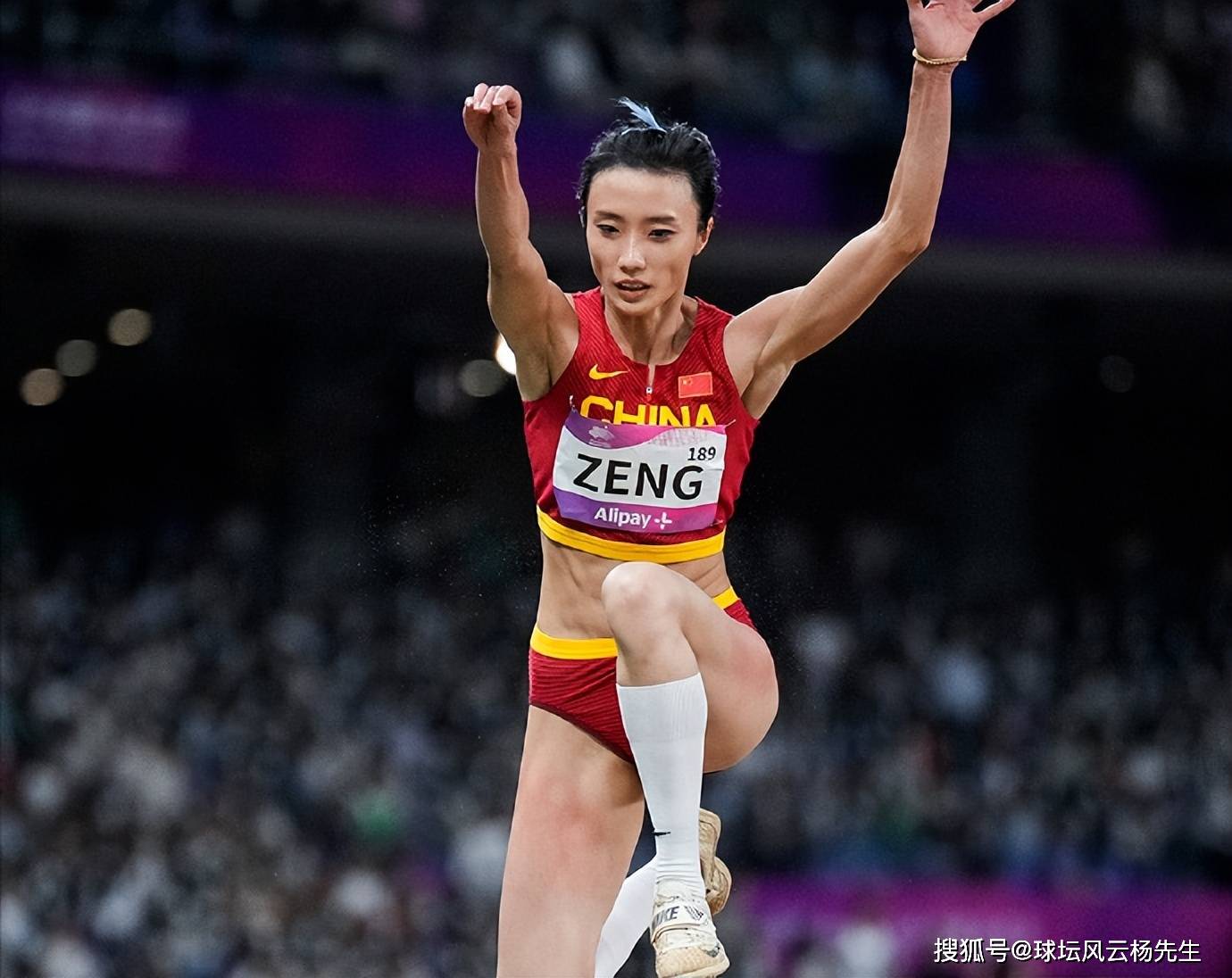 田径选手跳跃飞起,勇夺第一名 田径选手跳跃飞起,勇夺第一名