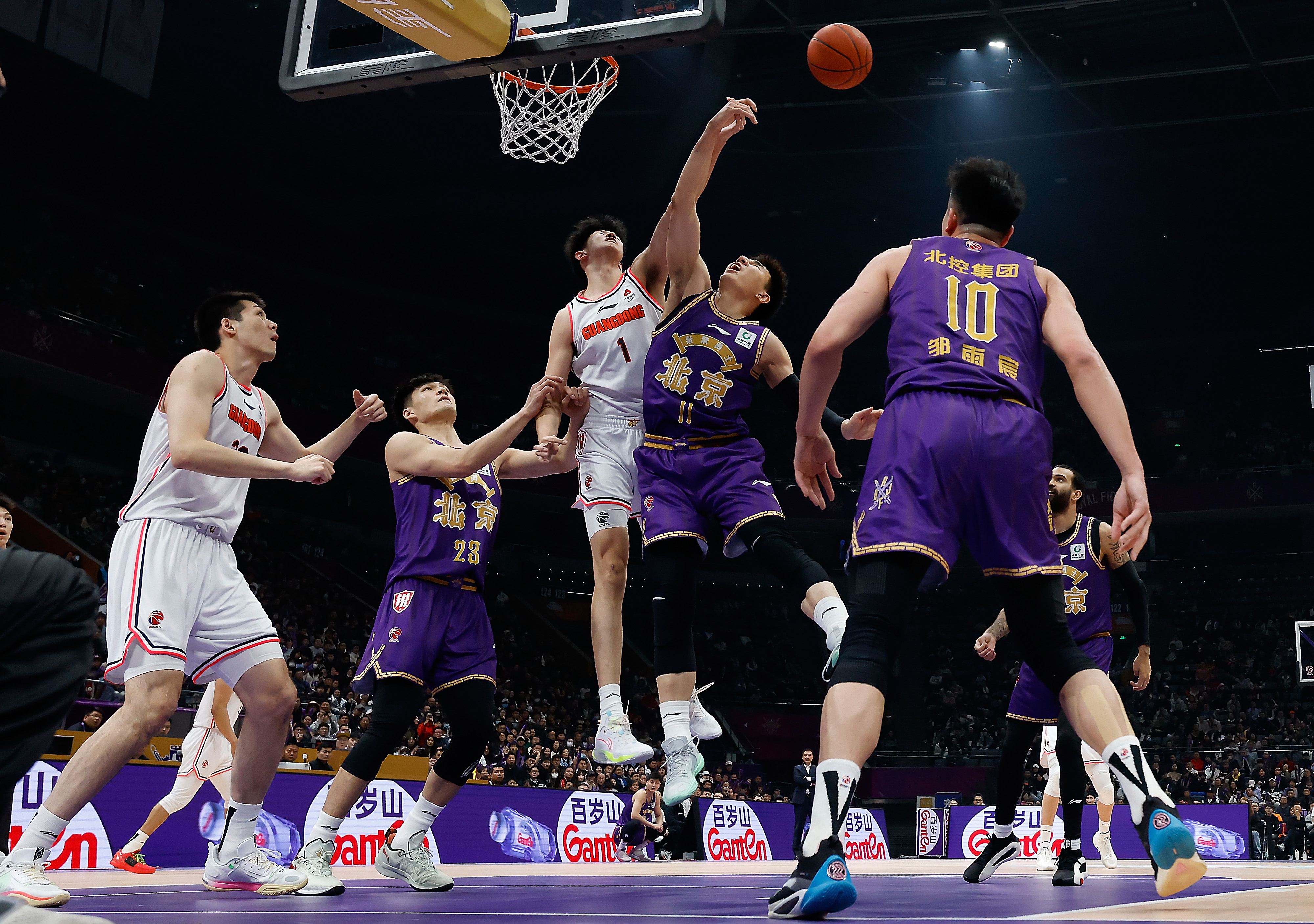 聚焦国内激烈篮球比赛，球迷心情澎湃的简单介绍