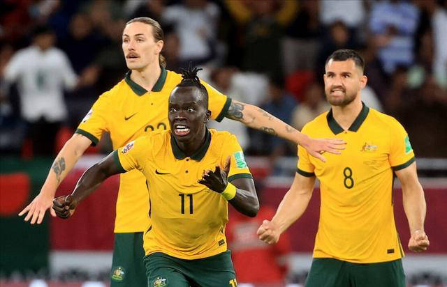 开云体育app-足球精彩对决：球员们奋勇争先奔向胜利的简单介绍