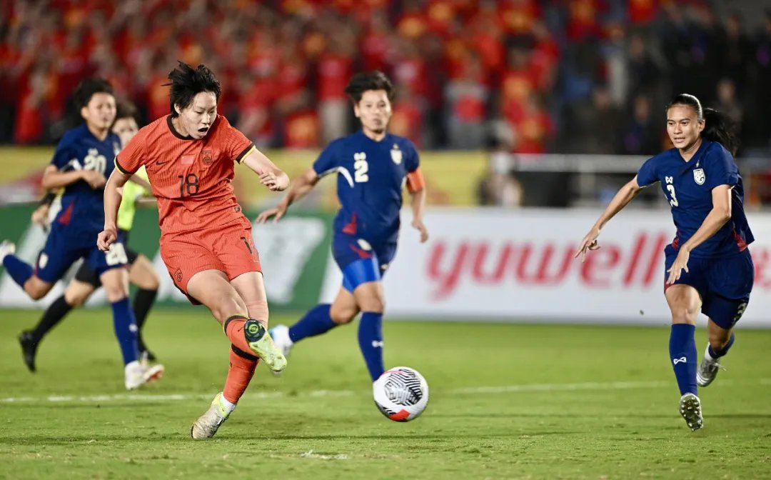 关于中国女足球员在比赛中展现出色，成功晋级下一轮的信息