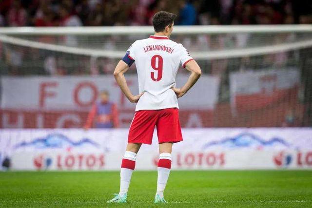 包含意大利队绝杀国足，莱万乌龙送礼世界杯的词条