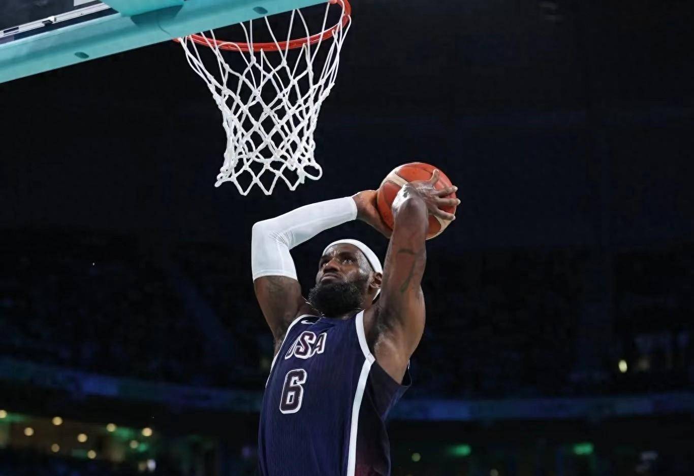 篮球赛场上的精彩瞬间引人瞩目