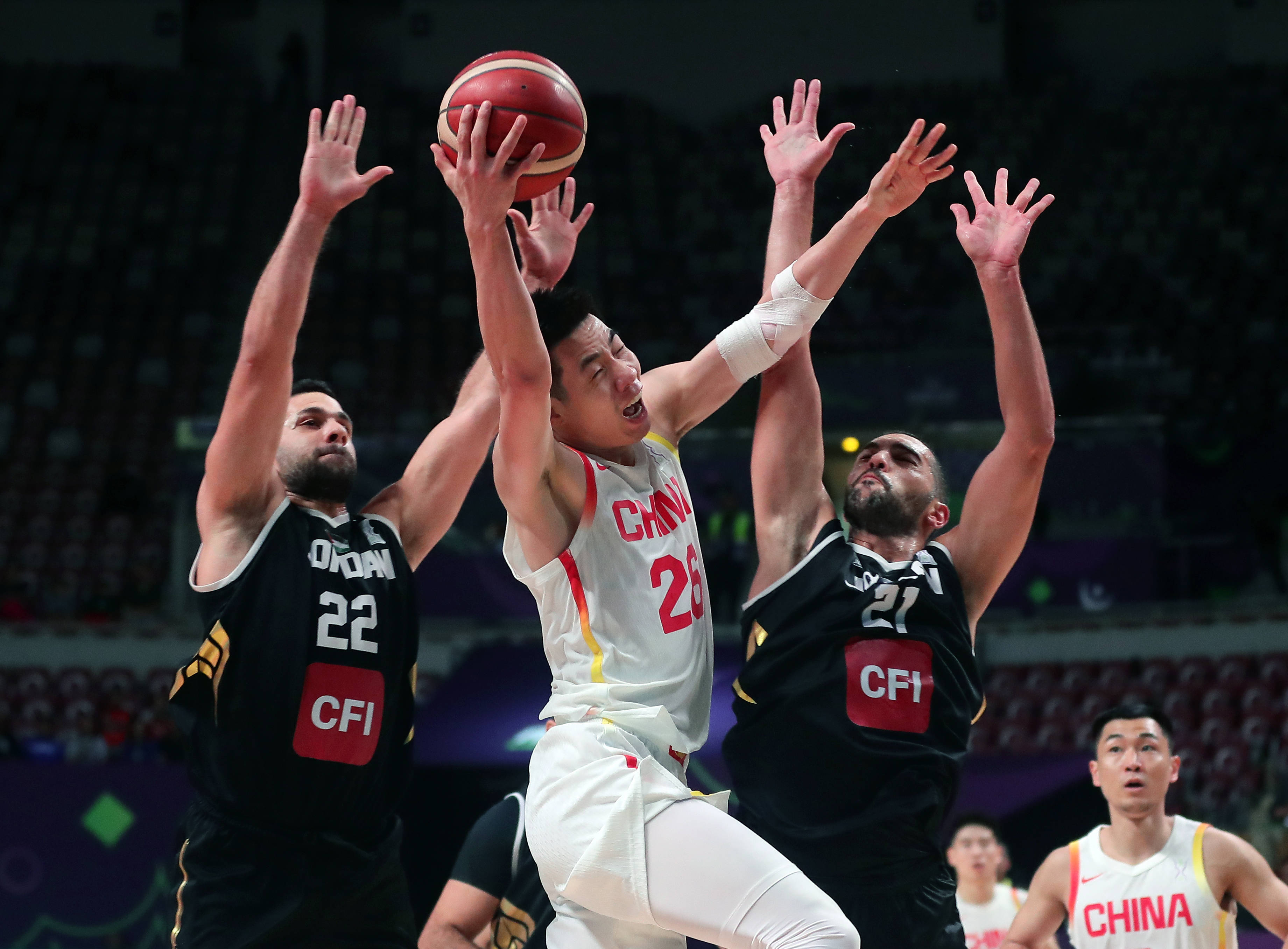 包含世界篮球比赛近期举行，球员们备战如火如荼的词条