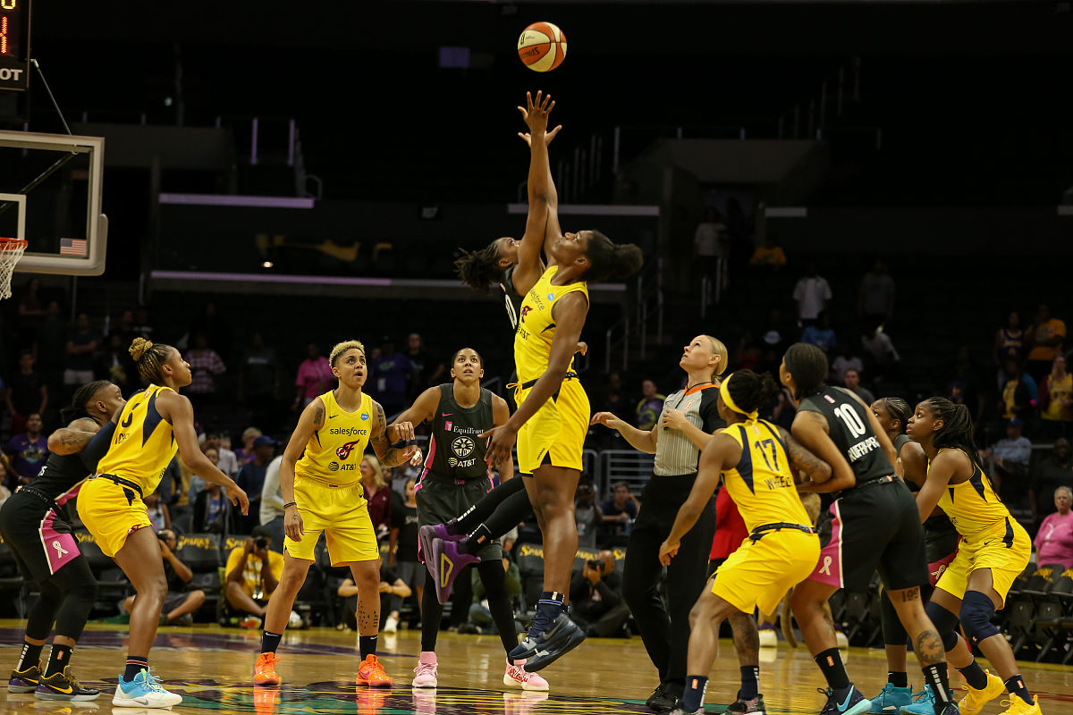 湖人在主场击败勇士，豪取五连胜