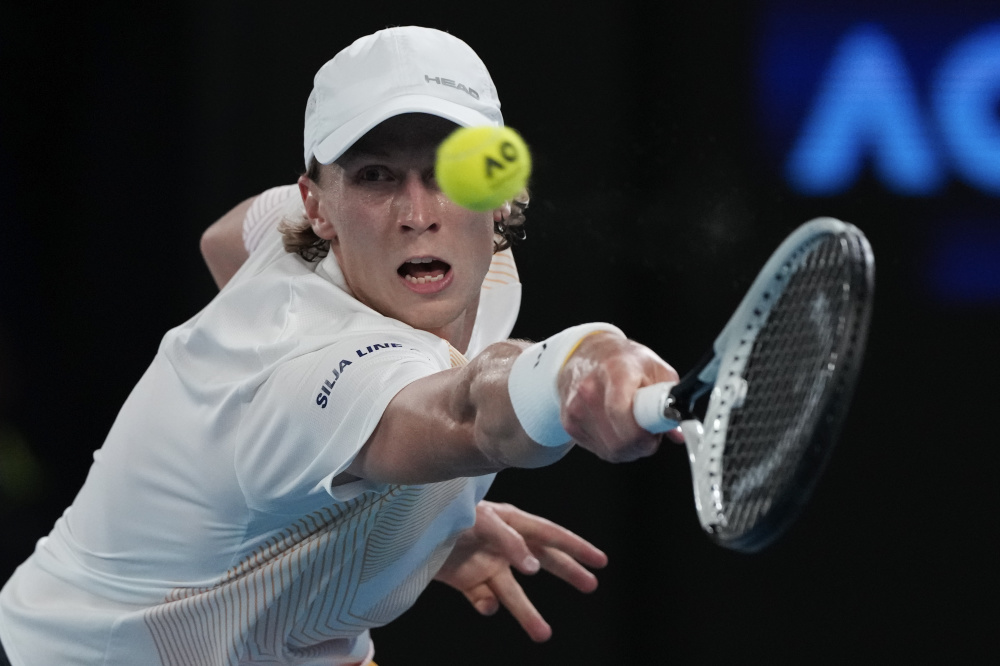 澳大利亚网球队险胜日本网球队，梅德韦杰夫制霸全场的简单介绍