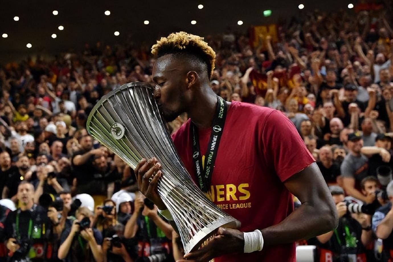 那不勒斯锋线组合开火,攻击力令人震撼 那不勒斯锋线组合开火,攻击力令人震撼