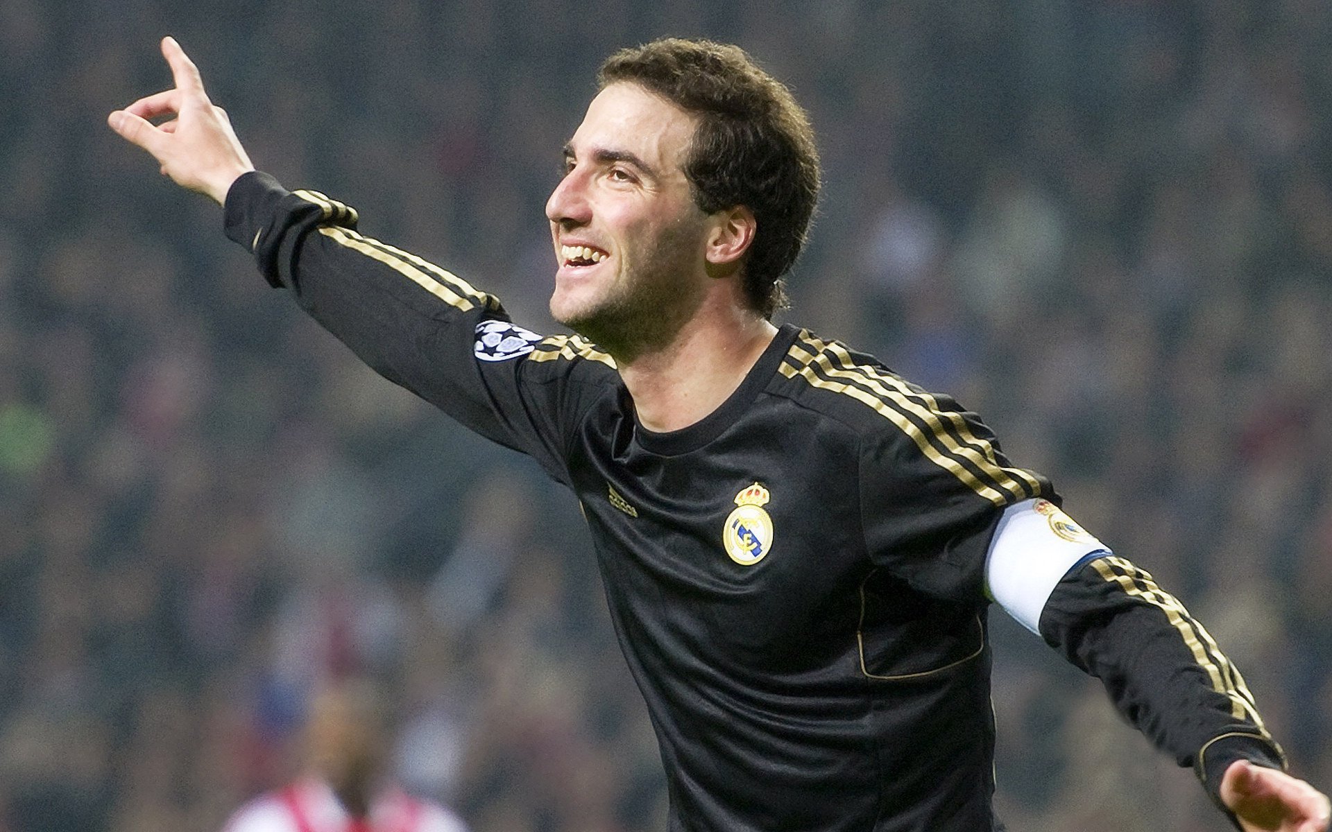 足球奇迹双响炮,阿尔及利亚巅峰对决掀翻切尔西,哈兰德奥运关键战接管比赛铸就传奇